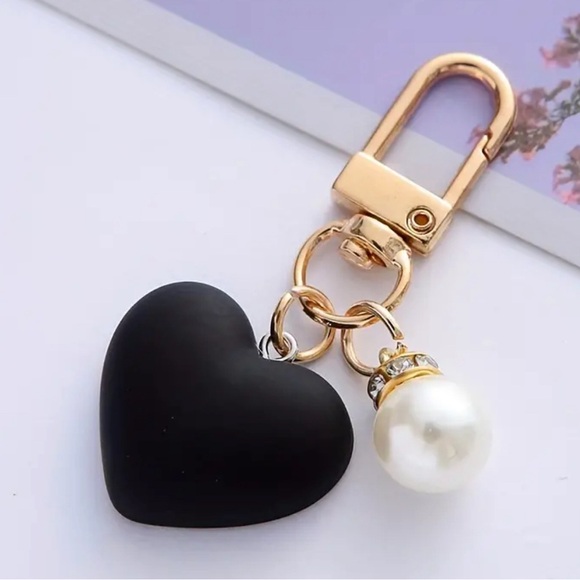 Accessories - NEW Black heart and pearl bag charm / key ring
